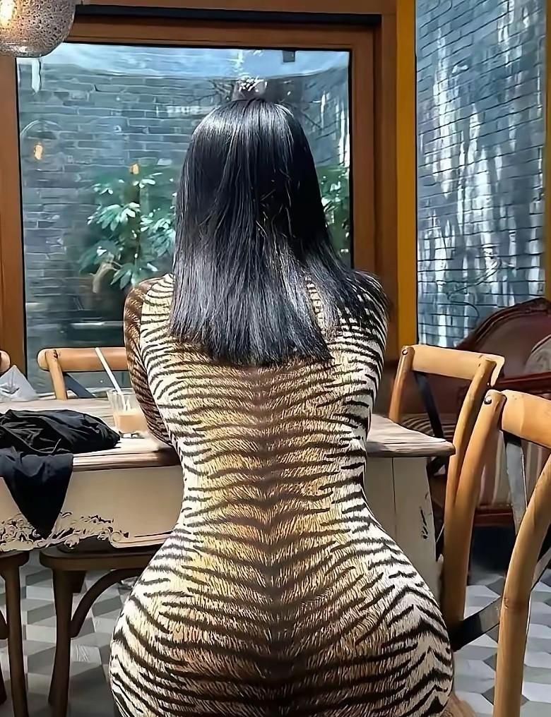 穿豹纹裙的女人，绝对是颜值担当、身材优美、充满激情的女人！