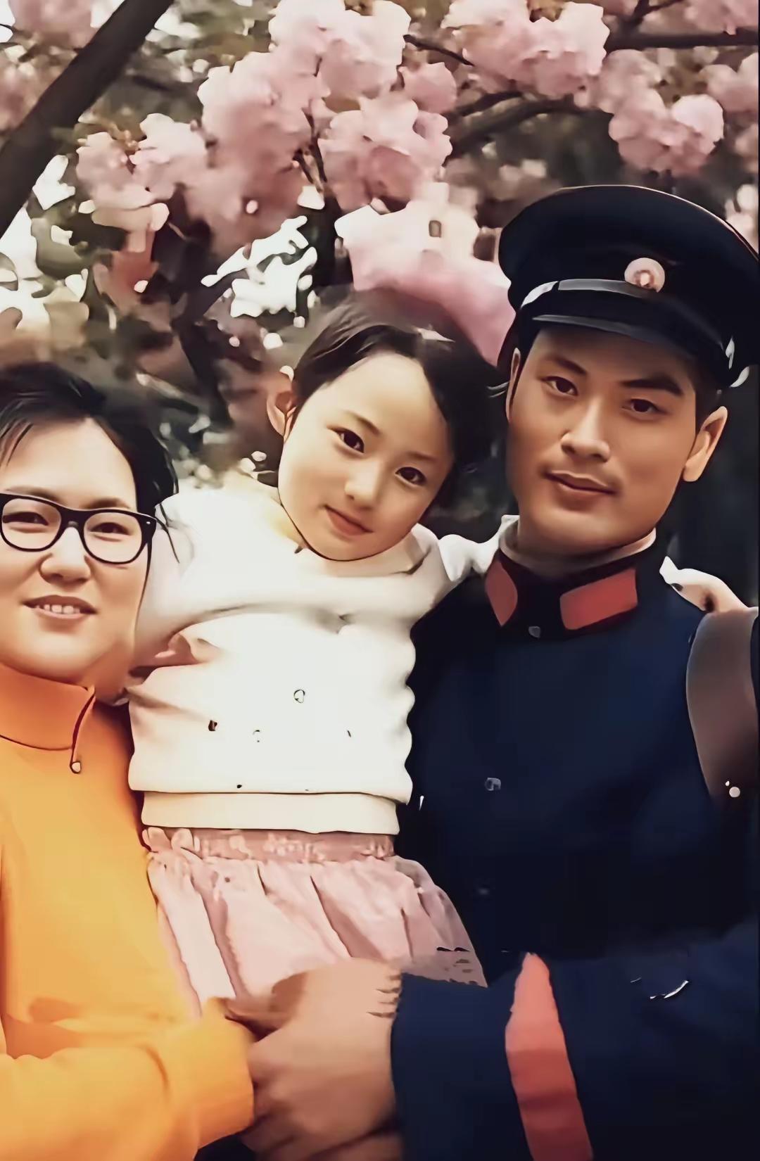 原来蒋勤勤一家颜值好高啊！她爸爸玉树临风，仪表堂堂。她妈妈端庄优雅，气质出众，怨