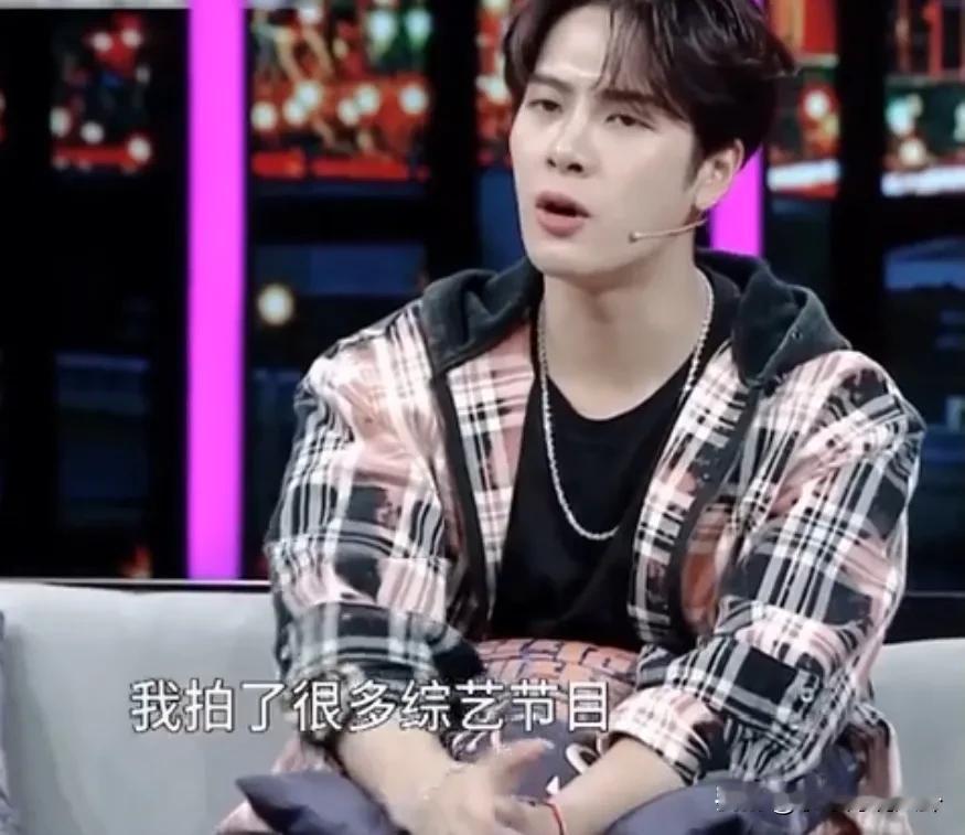 王嘉尔说：“都说我的综艺能力太强了，然后就会邀请我去节目，对台本的时候会跟我说，