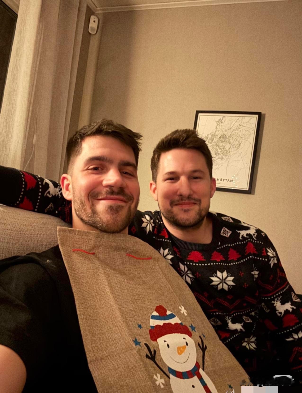 小弗队长在社交媒体晒出自己和大舅哥卡尔森一起过平安夜的照片，照片里两个大男人笑意