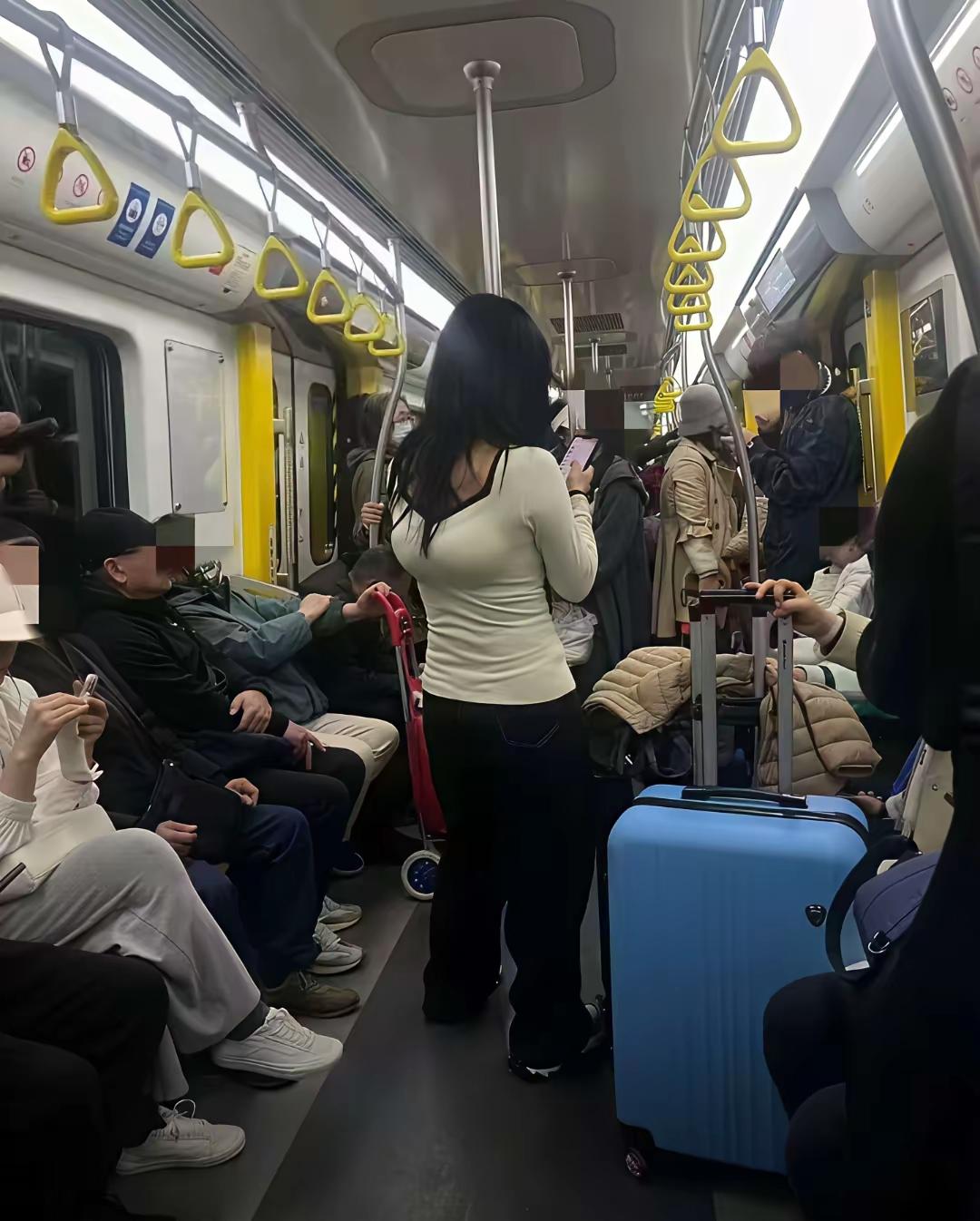 怪事年年有今年特别多大姐这衣服穿的自己就不难受吗？天下就是怪事多[扁嘴]