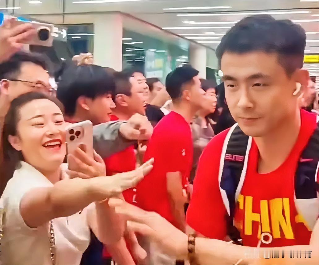 国家男篮到达沈阳，这三位球员人气爆棚，赵继伟竟然被围堵。国家男篮6月28