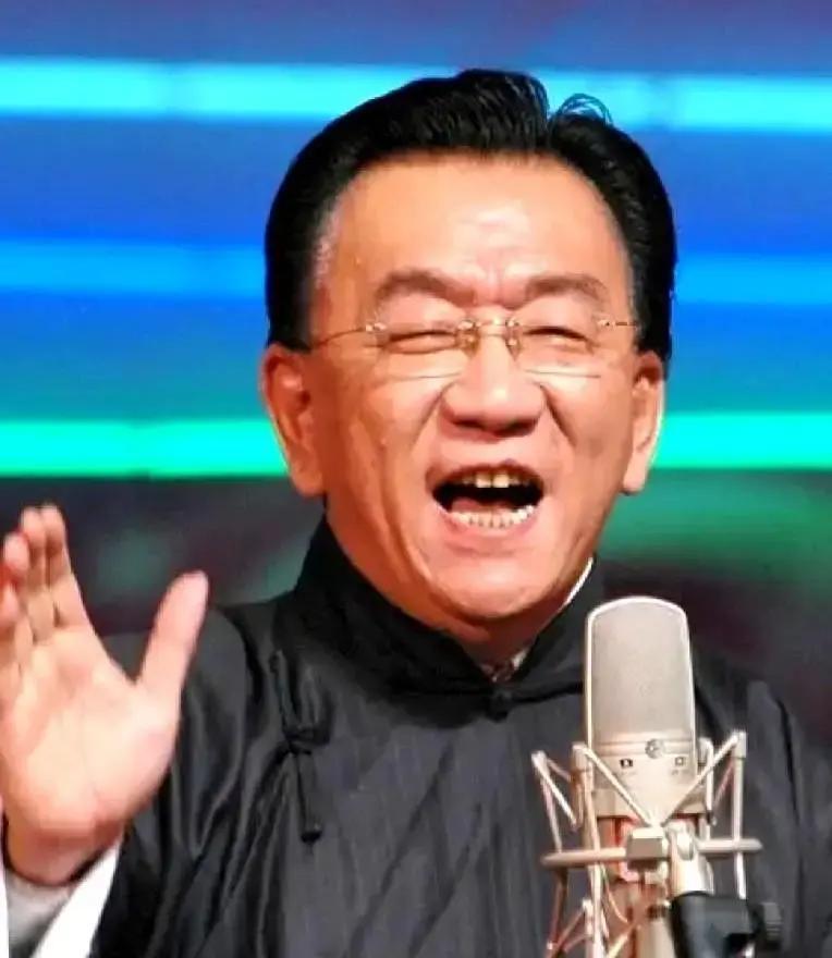 侯耀华在直播里把姜昆夸成一朵花，说人家尊师、顾家、段子干净。话里没点名，可谁都听