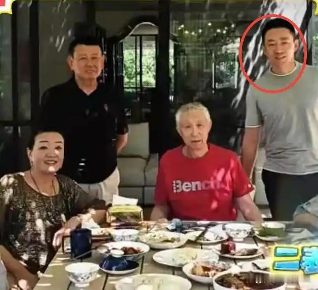 汪宝儿百日宴圆满举办！张兰晒家庭大合照，汪小菲站一旁恭敬孝顺