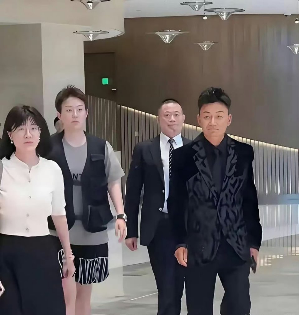 这真的是王宝强？果然有钱就连颜值都变高了