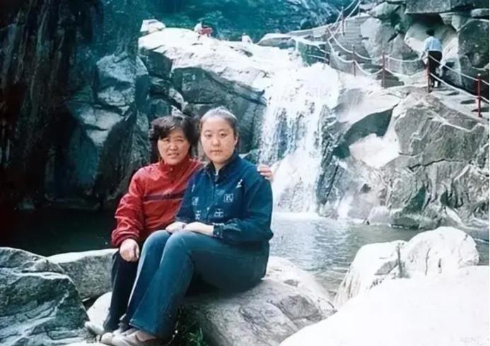 1984年，部队奔赴前线，团长却发现连长将妻子藏在营中，遂决定在大会上公开批评。