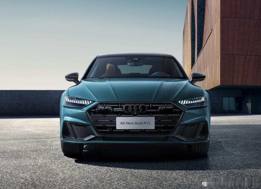 看到这个皇冠Sedan的图片，突然有点感想油车时代的车灯有多惊艳？奥迪的矩阵大灯