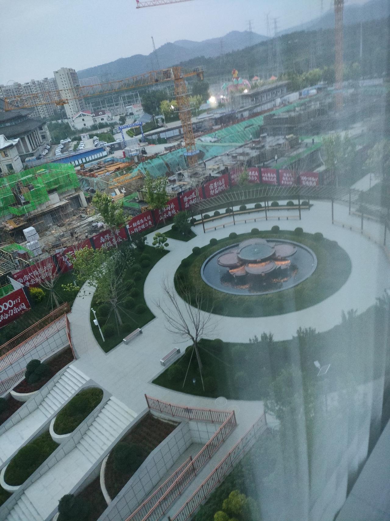 外甥女新买的楼房，站在大落地窗前眺望，随手拍下的画面。园林景观规整雅致，远处工