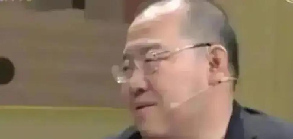 英达在节目里红着眼说给巴图发了私信，系统显示已读，却像石子掉井里没回声。网友翻