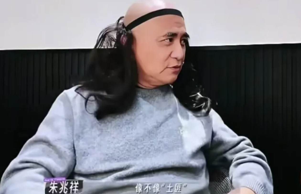 朱兆祥戴上假发问胡静