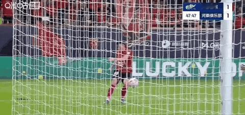 这个角度看阿奇姆彭的手臂，确实有意张开手臂，但没完全伸开，用大臂去阻挡，如果碰到