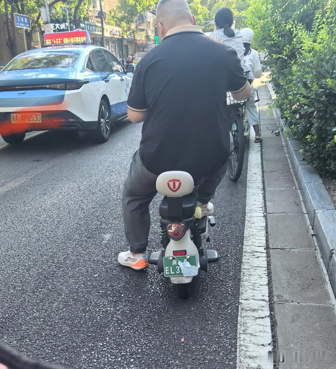 大兄弟你没少违章吧[捂脸哭]