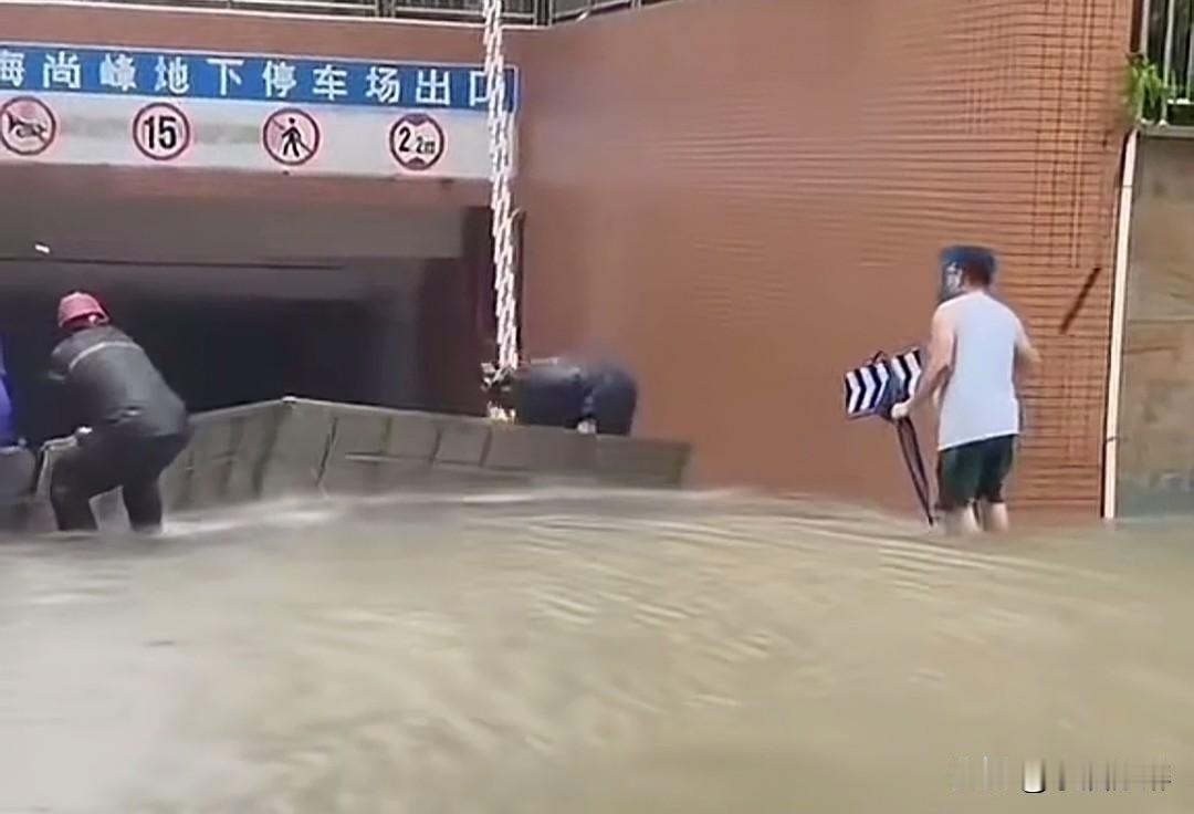 在突发事件面前，物业就是一个天大的笑话！珠海一个叫“宁海尚峰”的地下停车场出口