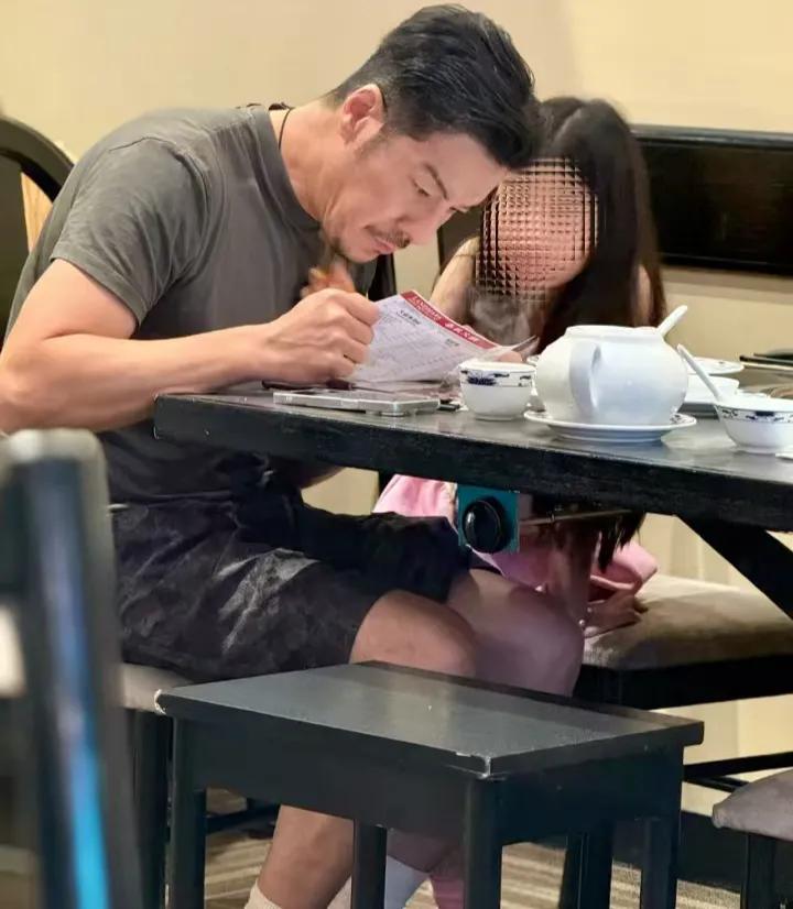 55岁“许大茂”海一天携妻女到加拿大旅游，一家三口当地火锅店用餐被偶遇，画面温馨