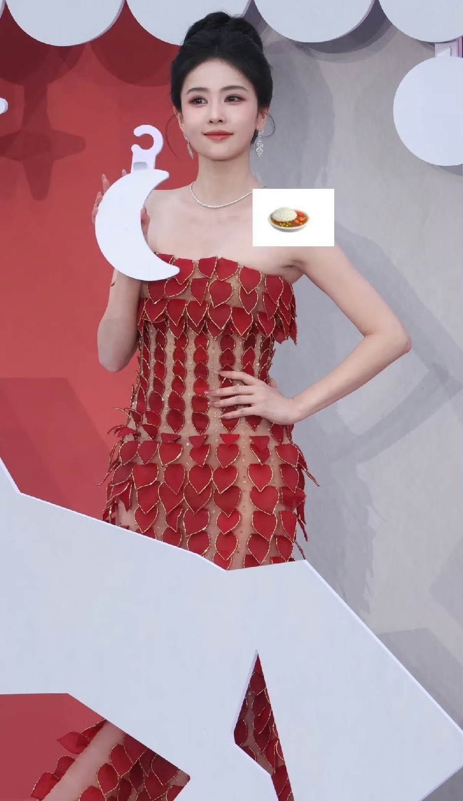 白鹿这个造型感觉翻车了，衣服不好看[捂脸哭]白鹿本身的状态很好，单看脸真的很美，但是礼服真的不适合！