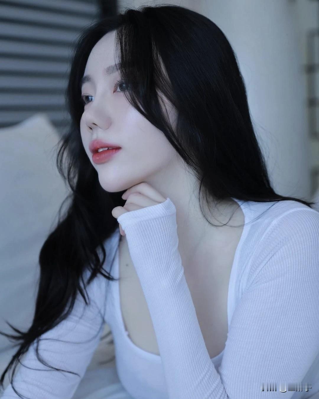 黑发如云，美人如画。