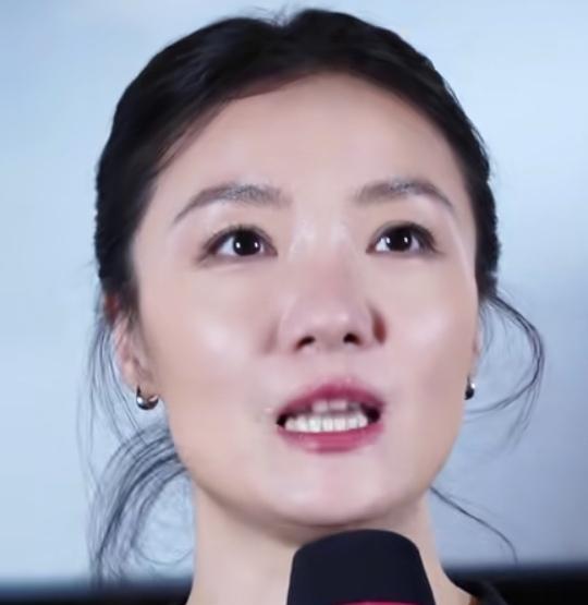 怀孕六个月拍跳楼戏，医疗组就蹲在墙角计时。全网骂她拿孩子冒险。但镜头没拍到的