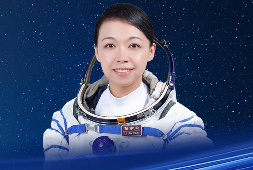 国际空间站的焊枪已经举到了最后一块钢板前，谁也没想到，中国空间站突然推开了一扇刻
