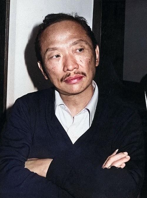 酒瓶空了，稿纸堆满，心跳停了，他写的字还在活，到底谁在呼吸？古龙47岁就死了，