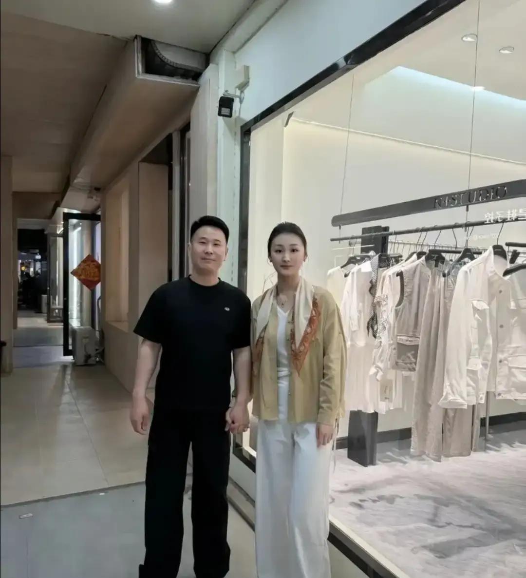 陈亚男新合照细节太戳人！弯腿站的小动作，藏着被人捧在手心的甜刷到陈亚男和新男友