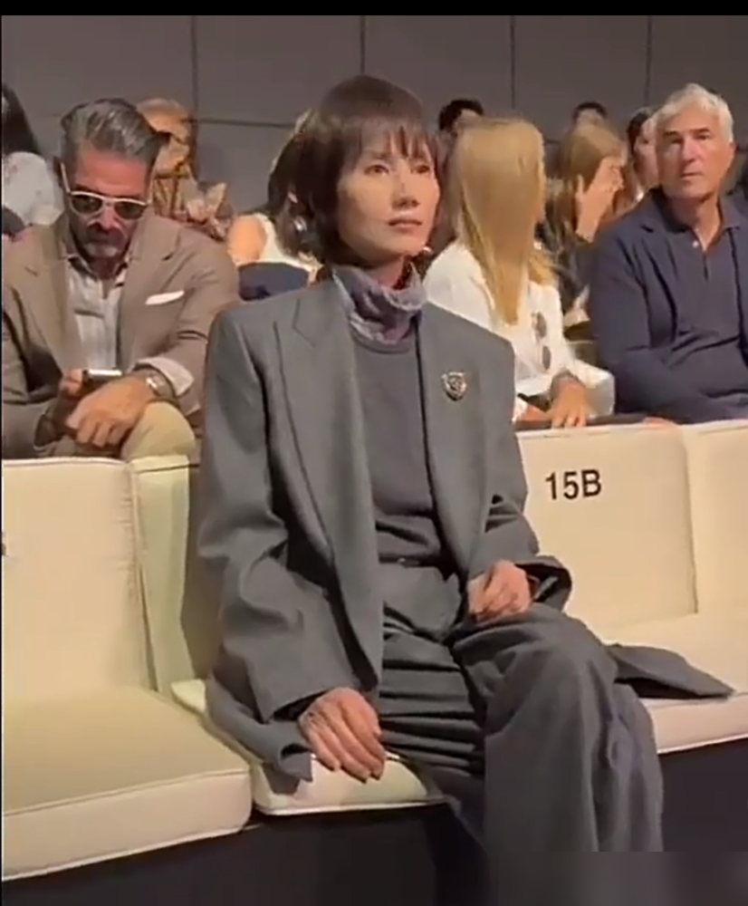 袁泉这张米兰生图，直接把女明星的体面撕了个口子。外媒高清镜头下，脸颊凹进去，眼窝深到底，一身灰西装挂
