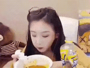 妹子这是喝的什么汤，脸怎么会成这样。