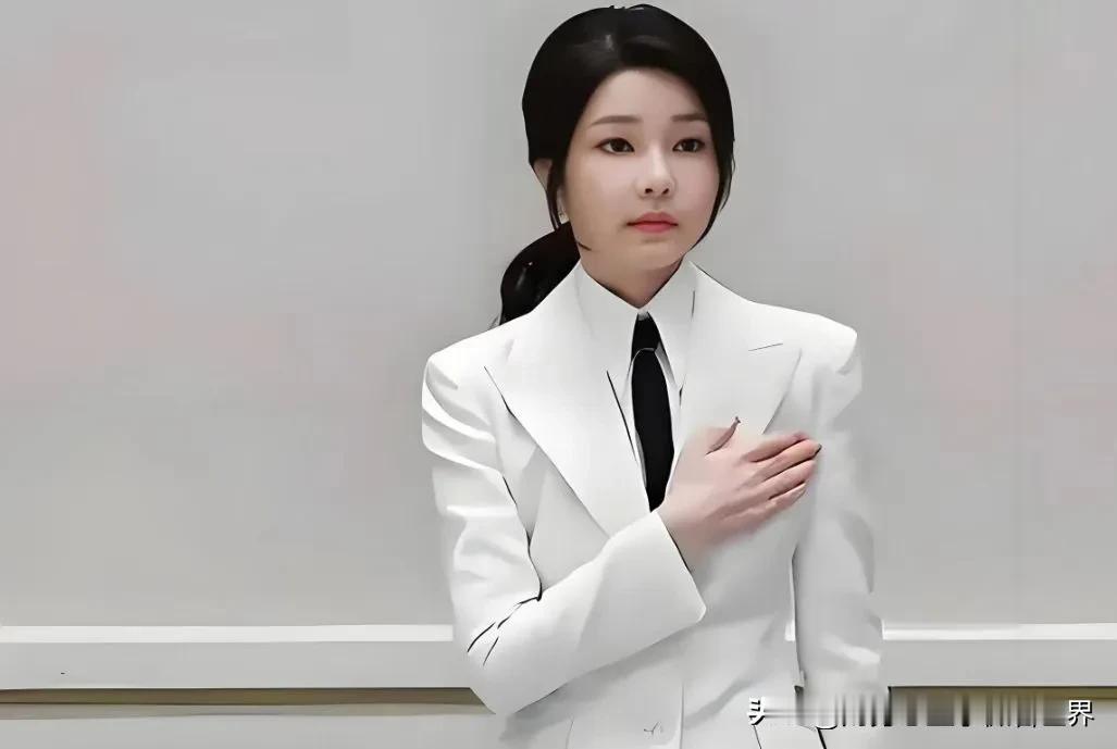 尹锡悦现在进去了，其实我最担心的还是他的妻子金建希。尹锡悦是见过大风大浪的人，即