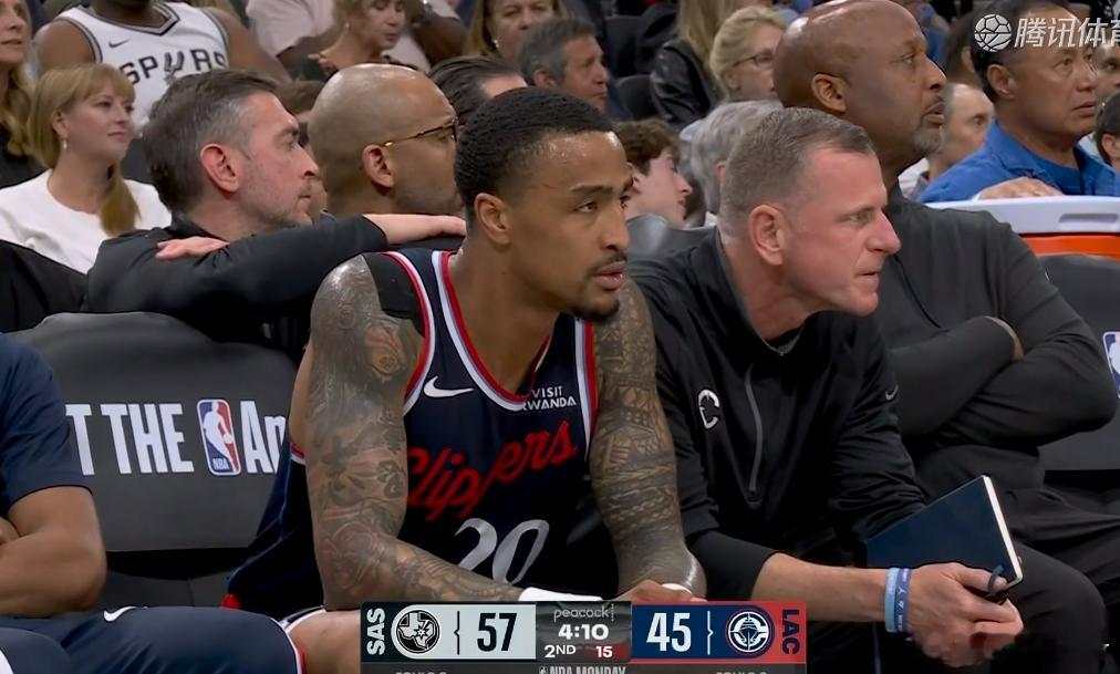科林斯在替补席吃了一个T，哈哈哈哈，现在的5小是巴图姆打5！！！