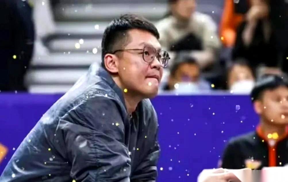 霍楠那碗猪杂汤粉，真是给我看乐了。他想学朱芳雨下班后的松弛，结果一不小心，把“