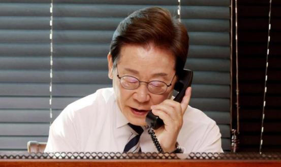 李在明一通电话，对美国亮明态度，未来韩国，美国说了不算 日前，韩国新任总统李
