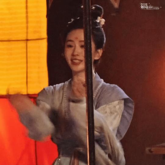 刘诗诗拍剧花絮，私下感觉刘诗诗是个很可爱的小女孩，人剧分离，说实在的这种反差萌真