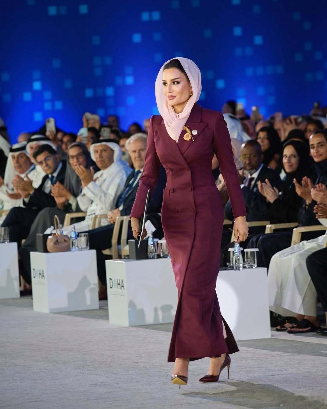 卡塔尔王室🇶🇦12月7日，莫扎王太妃出席2025年多哈论坛闭幕式。主题为“