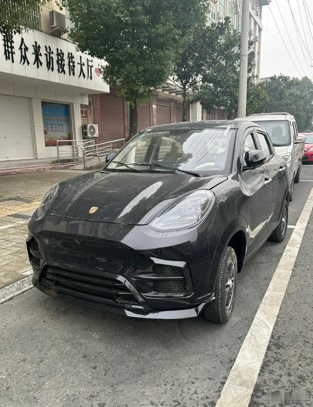 现在的老头乐都这么拽吗，上引擎盖是保时捷，保险杠是特斯拉，中控屏都有了，就差一个