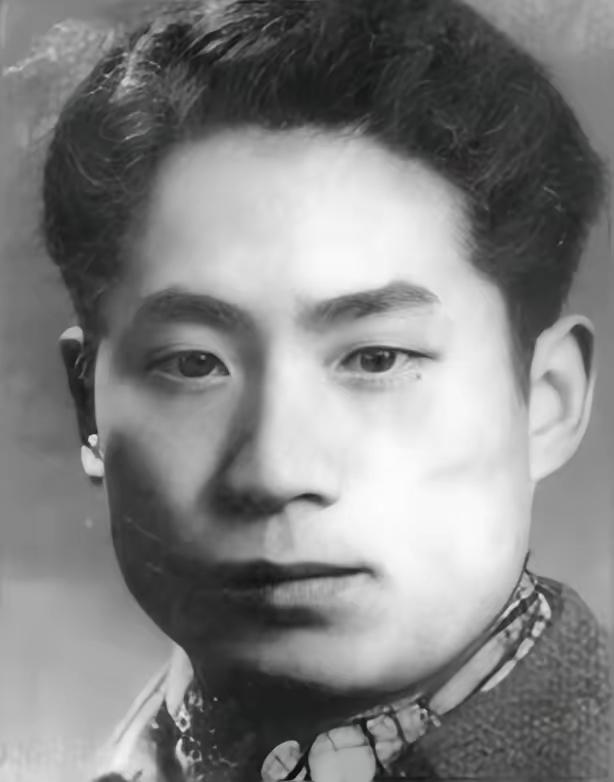 1948年4月18日，地下党员李维嘉接完头，正要回家，一个小姑娘却偷偷朝他摆手，
