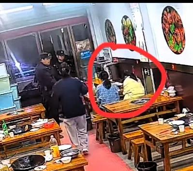 两位小仙女吃霸王餐，磨蹭半天不付款。假装打电话叫人送钱来，店家本着理解的心态耐心