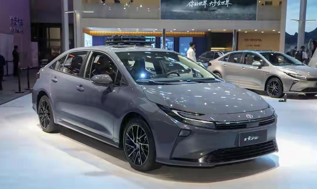 新卡罗拉车展掀争议：老车主怒讨说法，丰田的升级为何成“背刺”？广州车展上，