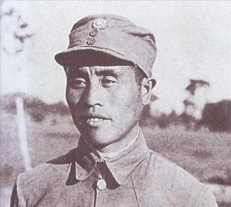 1952年，毛主席视察黄河时，看见一群国民党起义军官正在黄河边搬石头、夯堤土，毛