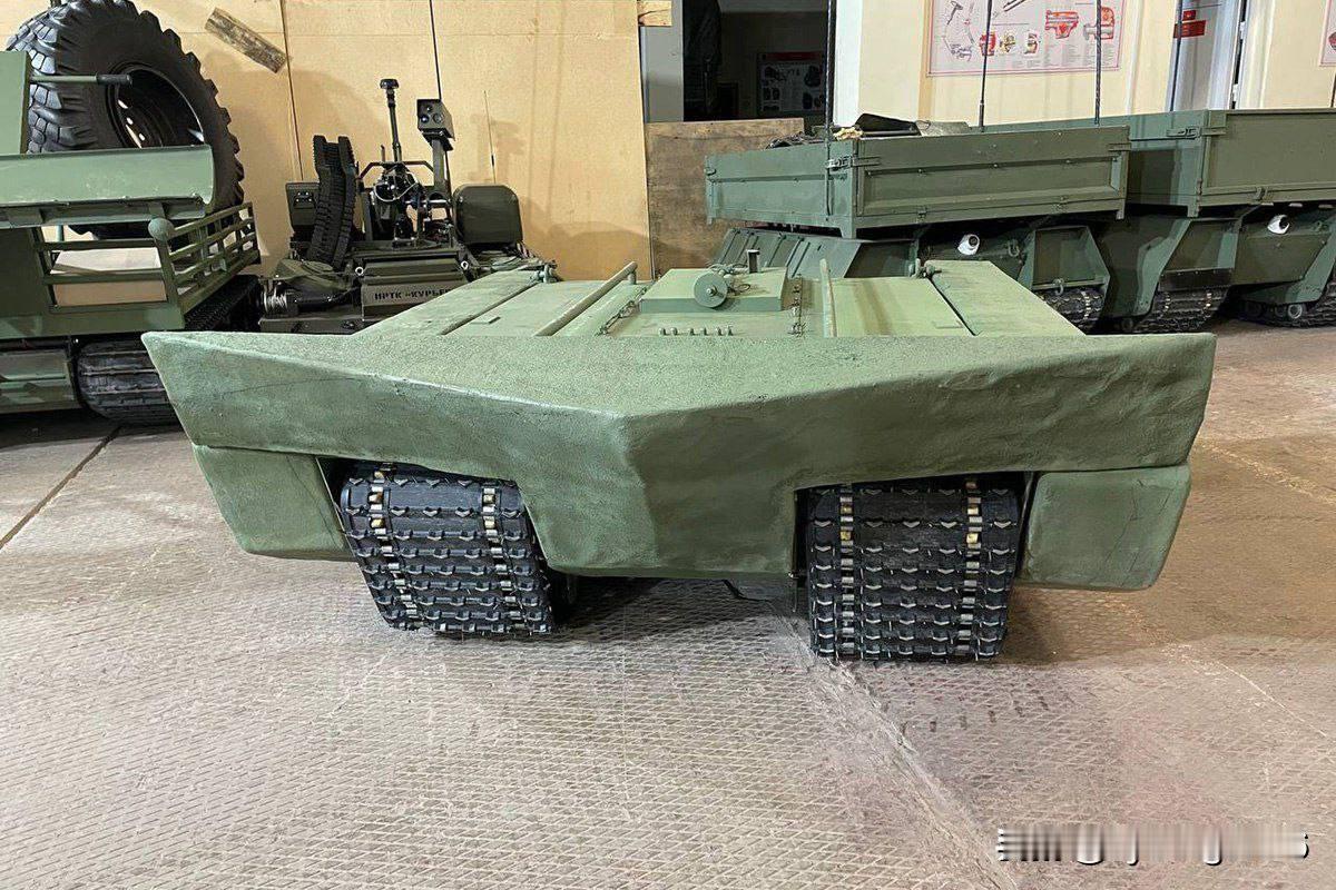 🇷🇺地面无人机也已经学会了游泳。现在只剩下教会它们跳伞了，它们就可以投入使用