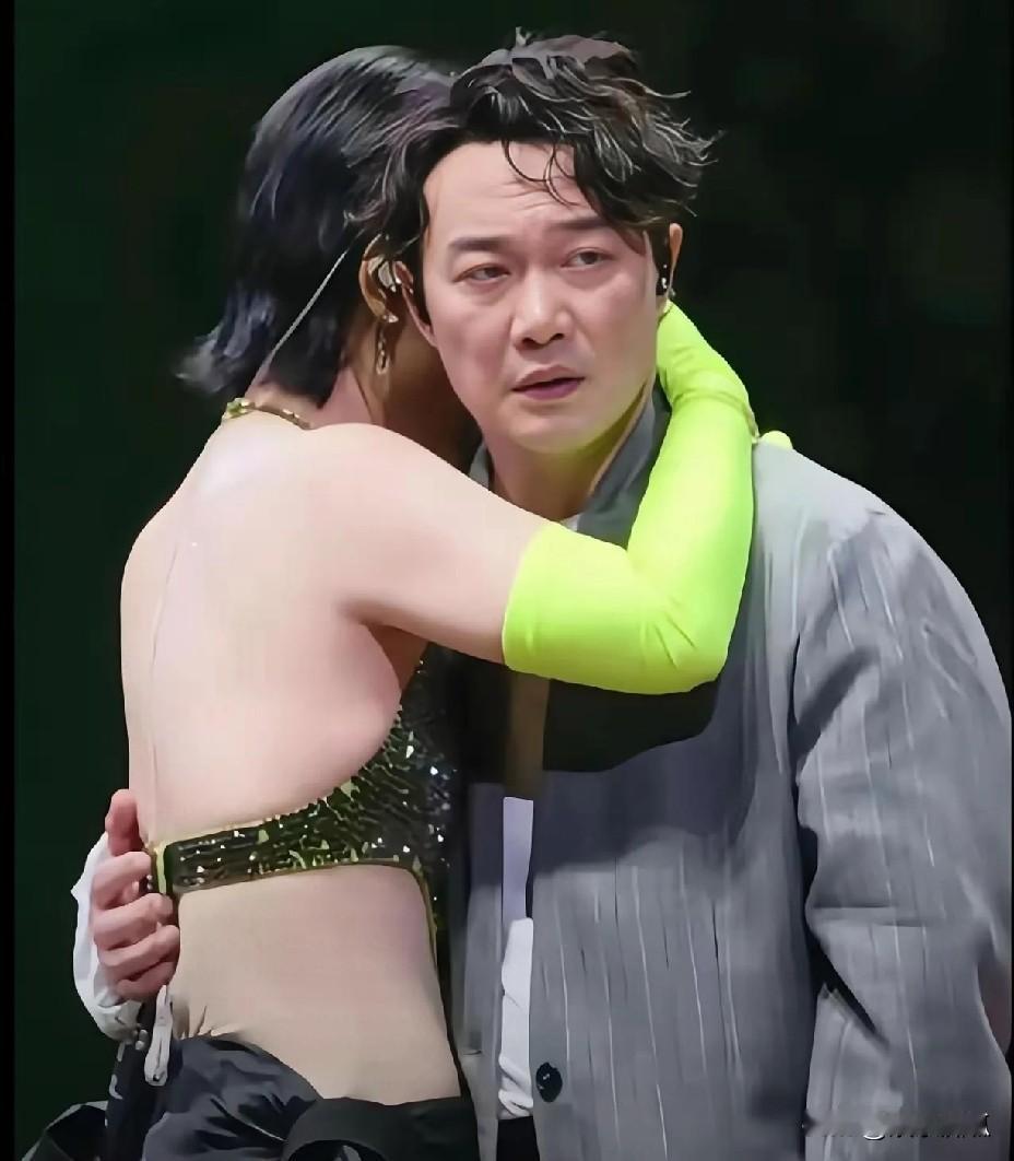 同是演唱会露背，陈奕迅对容祖儿和周笔畅的反应天差地别，这波是“双标”还是“真情流