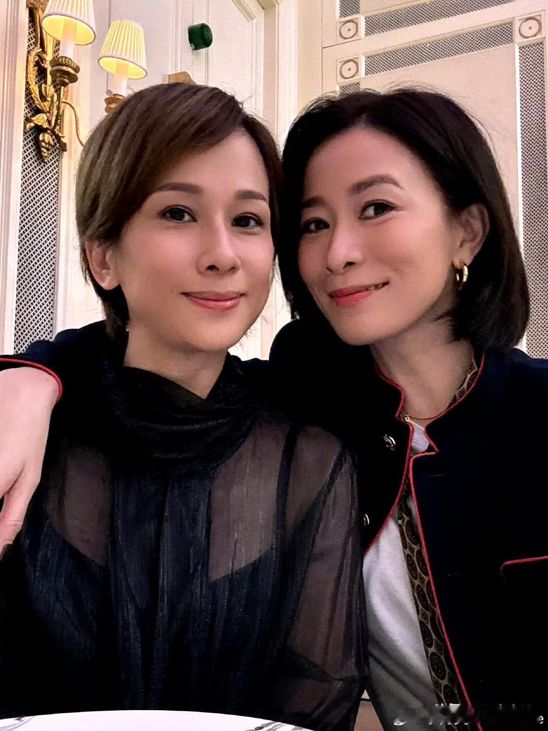 左边是TVB的万年女二文颂娴，右边是TVB收视女王佘诗曼！论颜值的话文颂娴，柔