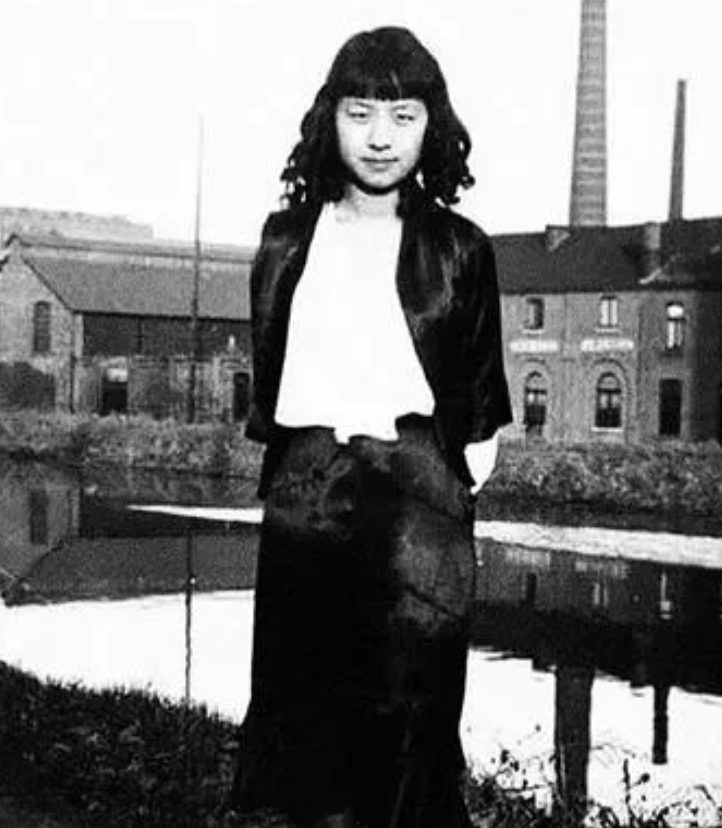 1943年，比利时青年罗格尔即将被德军执行绞刑，国王亲自向德军求情，但德军却丝毫