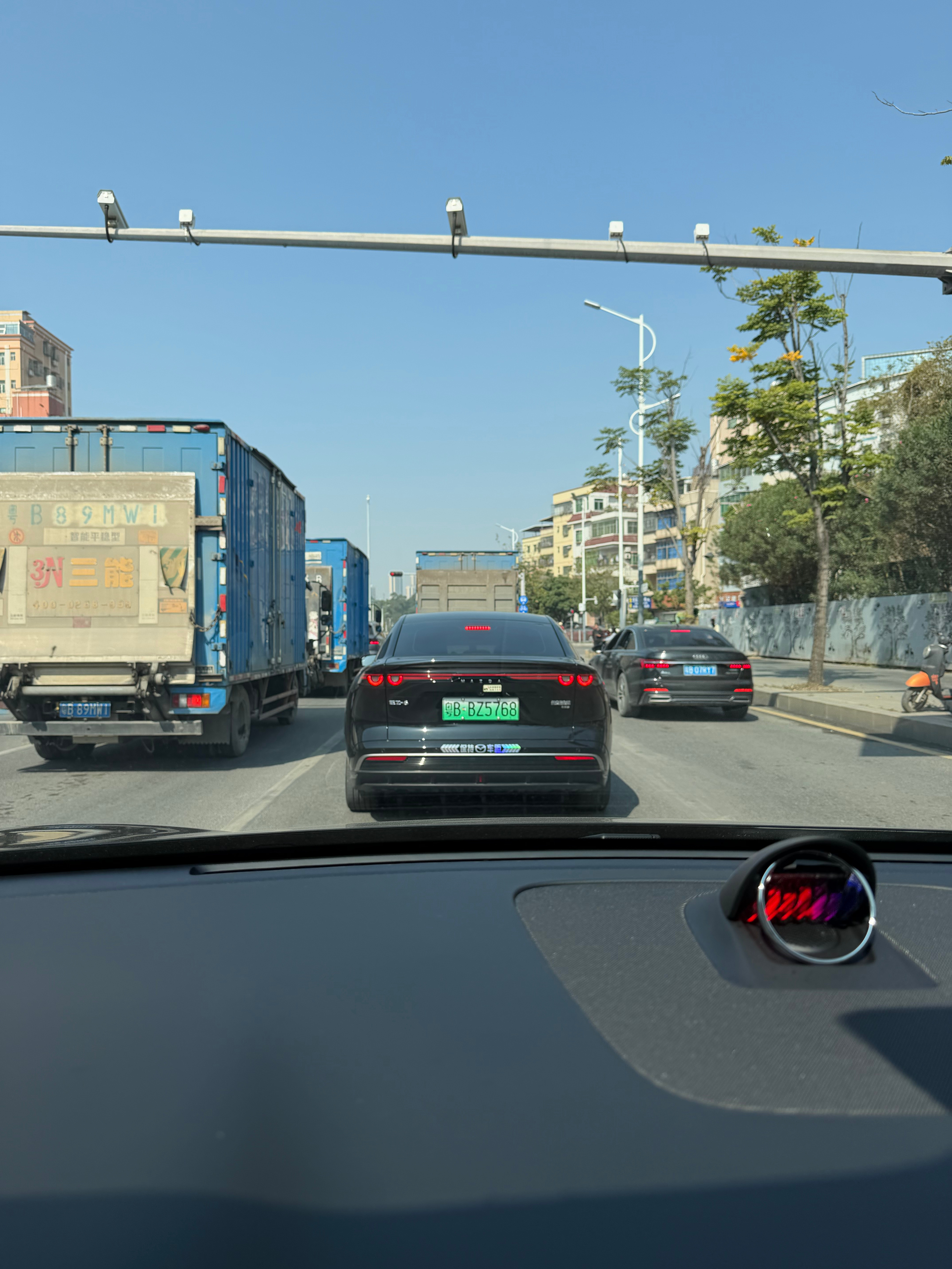 啥车都有人买，比如这个，还是纯电的马自达哦，不知道会不会塞车深圳·观澜湖生态运