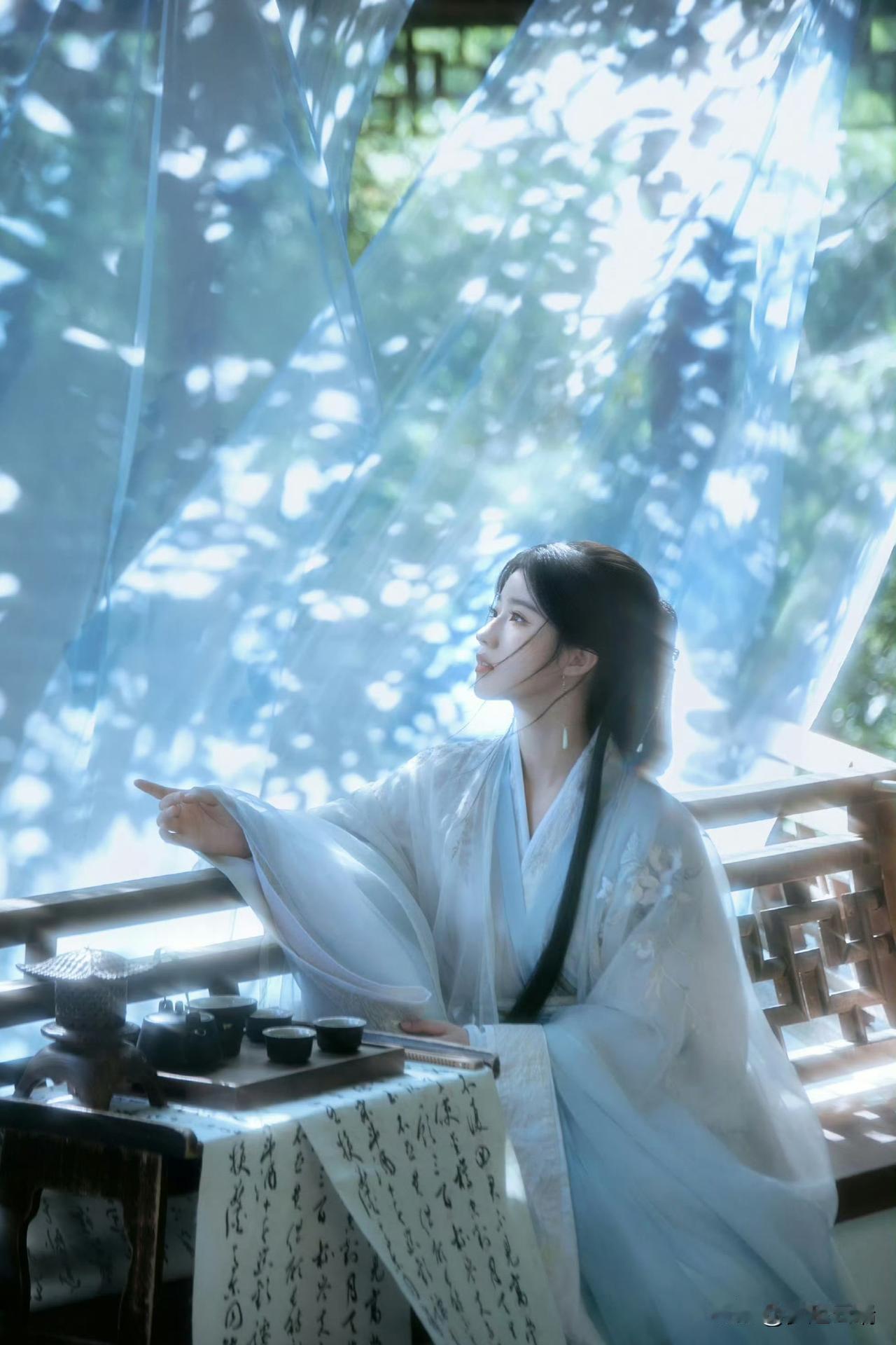 窗明几净，诗意满怀。