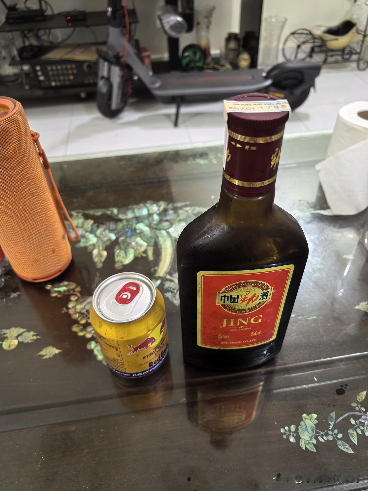 今天晚上这两瓶干下去，不知道后面会不会偷偷出去找越南妹子按个摩。毕竟越南妹子又漂