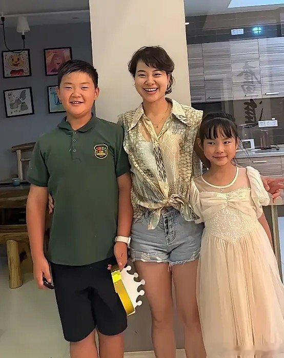 年轻时的张雪与妻子陈星伊大婚时的一幕，两人是初中同学，年少相恋，婚礼简朴，张雪出身湖南麻阳农村，早年