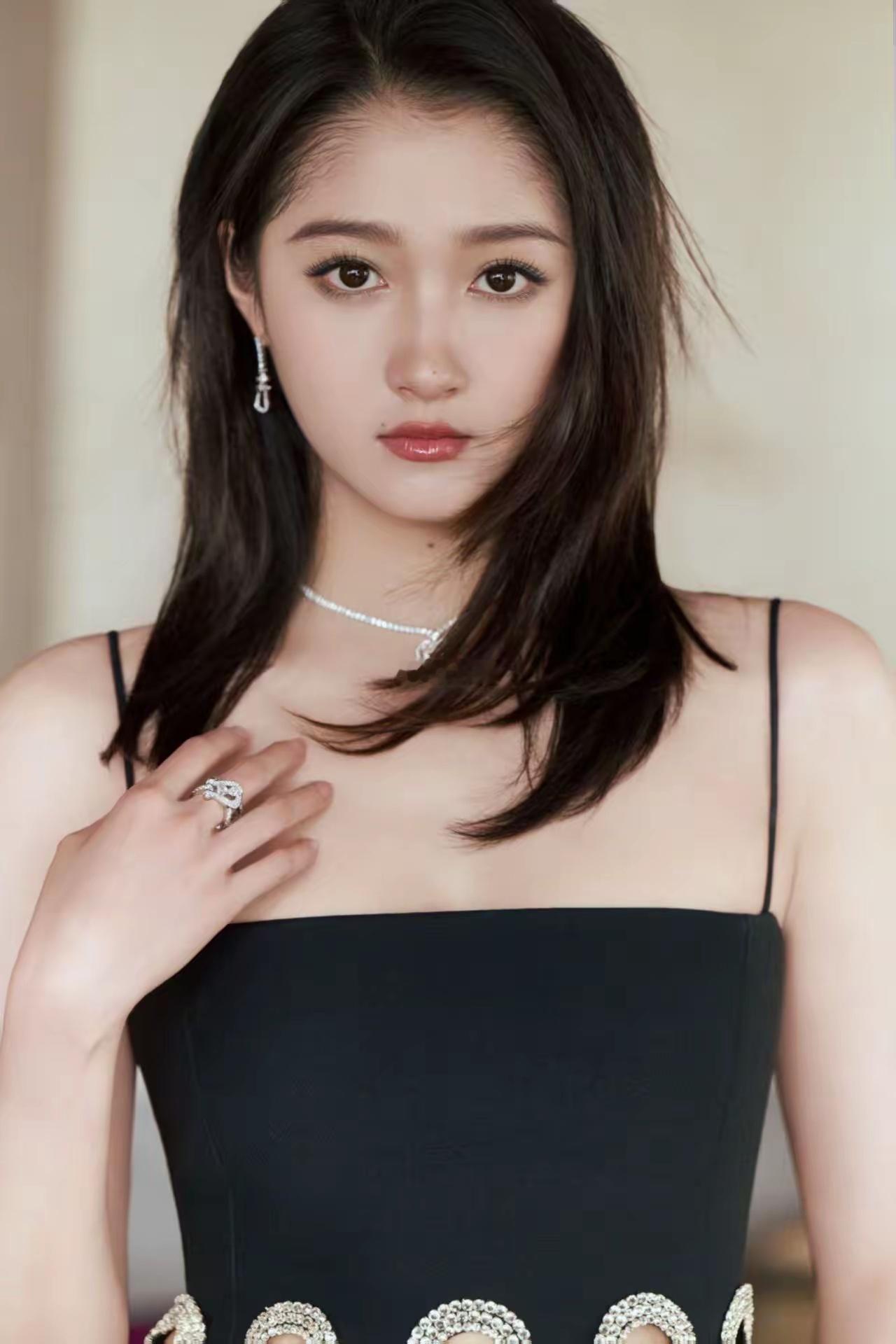 鹿晗和关晓彤的恋情。谁对谁错我不知道。但是有一点我觉得粉丝真的说错了。都在说关晓