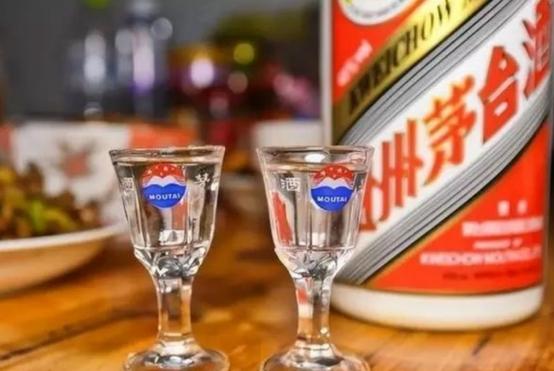 茅台为什么会赠送两个小酒杯？一个在茅台酒厂工作十几年的老员工告诉我：这两个酒杯根