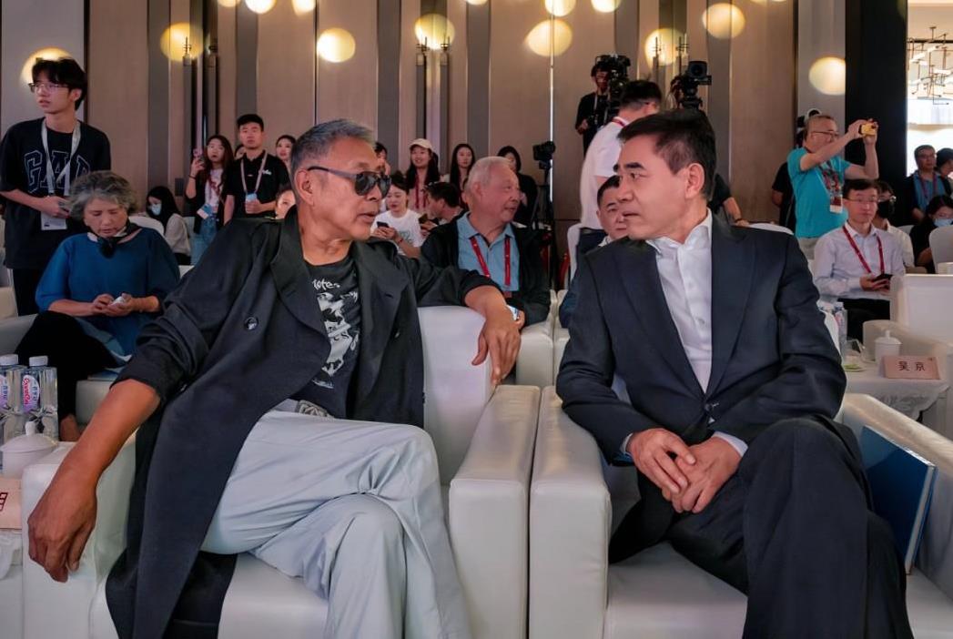 两位老演员难得相聚在一起聊天，这画面看起来挺温馨的。他们都是实力派的演员，演技差