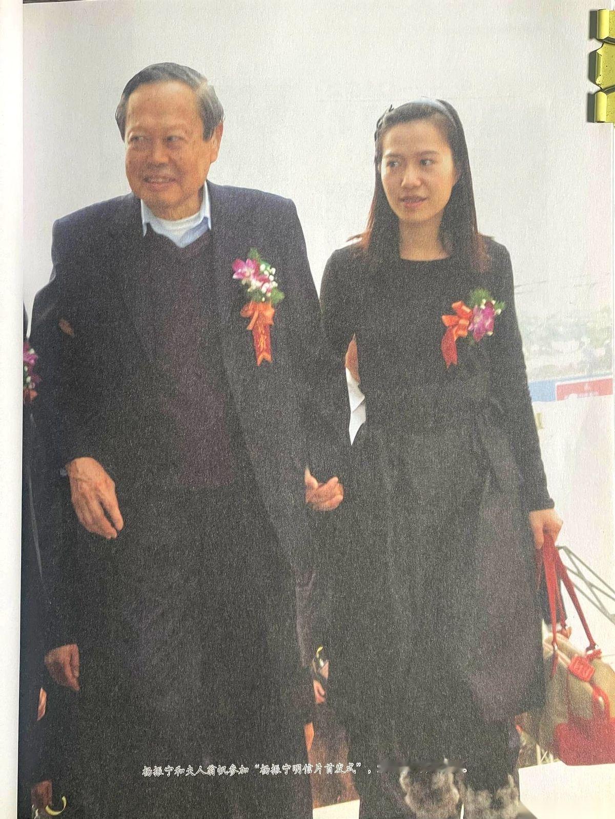 陪一个“活在历史书里”的男人回家，是什么感觉？全世界都盯着他们的年龄差，算计着