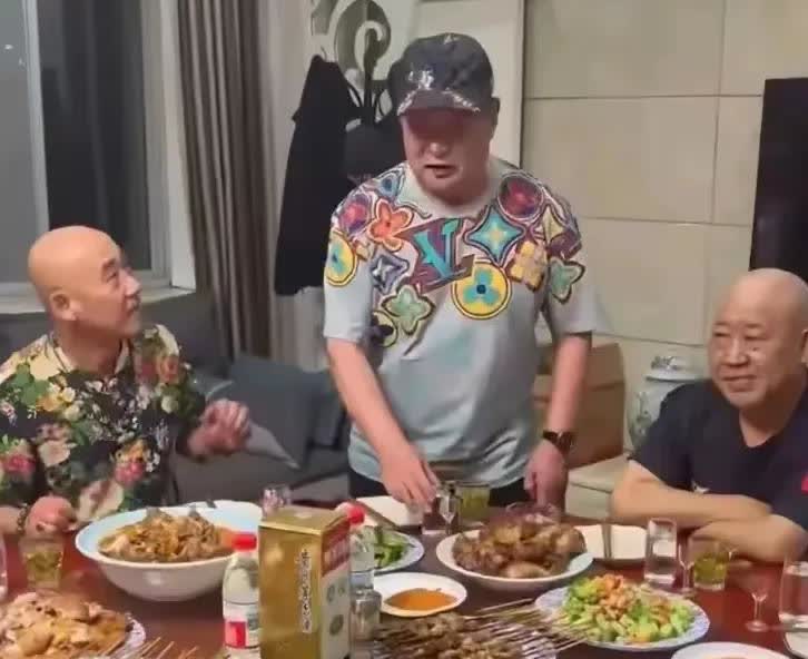 67岁迟志强罕见现身，在杜旭东别墅吃饭，茅台成箱喝脸都红了